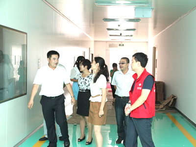 董事長(zhǎng)助理韓風(fēng)雨在為市團(tuán)委領(lǐng)導(dǎo)講解我公司新建丸劑車間情況 