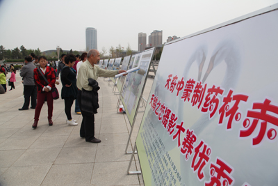 市民參觀獲獎作品的展覽。